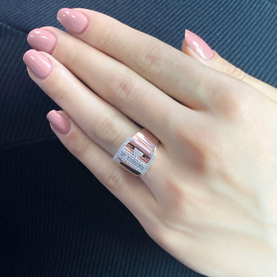 Baget Taşlı Tasarım Harf Gümüş Yüzük