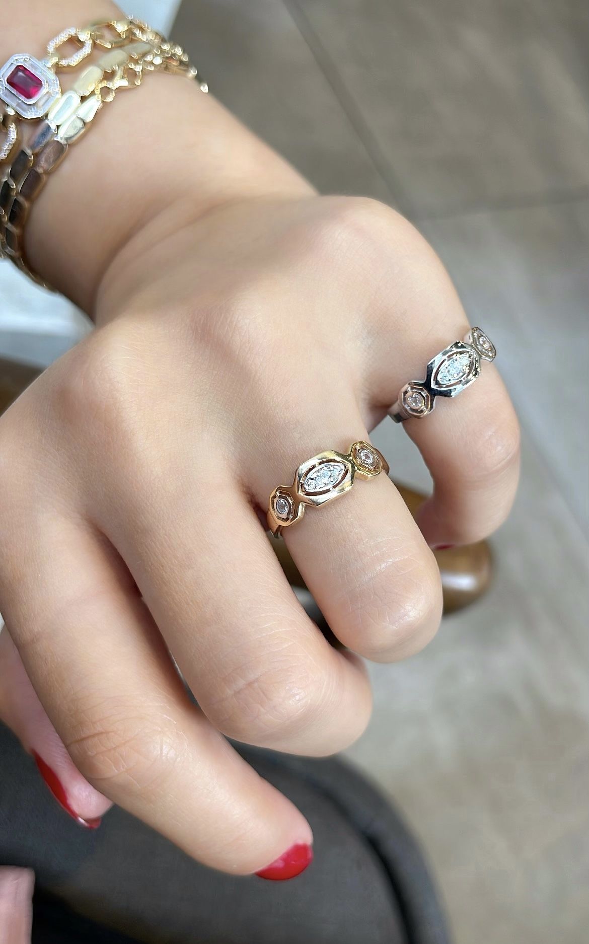 Mekik ve Yuvarlak Kesim Serçe Parmak Yüzük