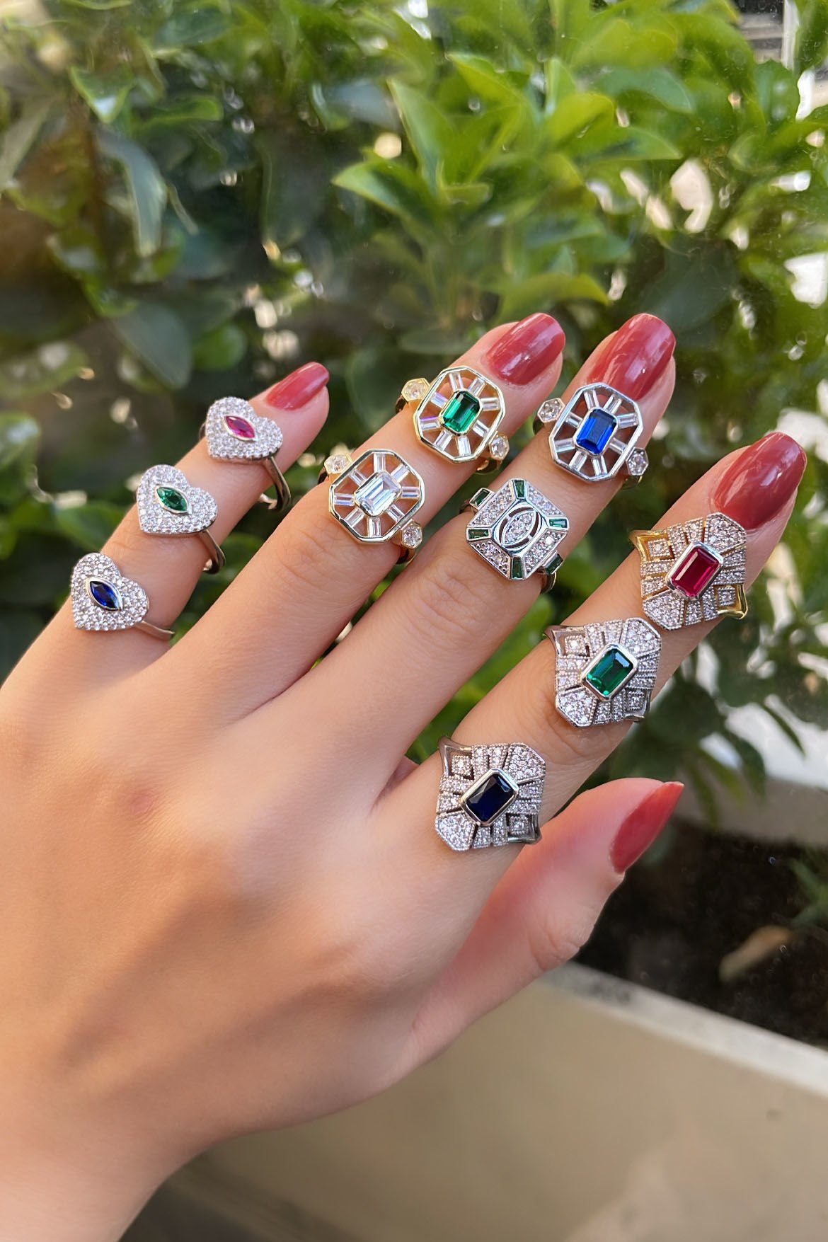 Baget Taşlarla Çevrili Gümüş Yüzük