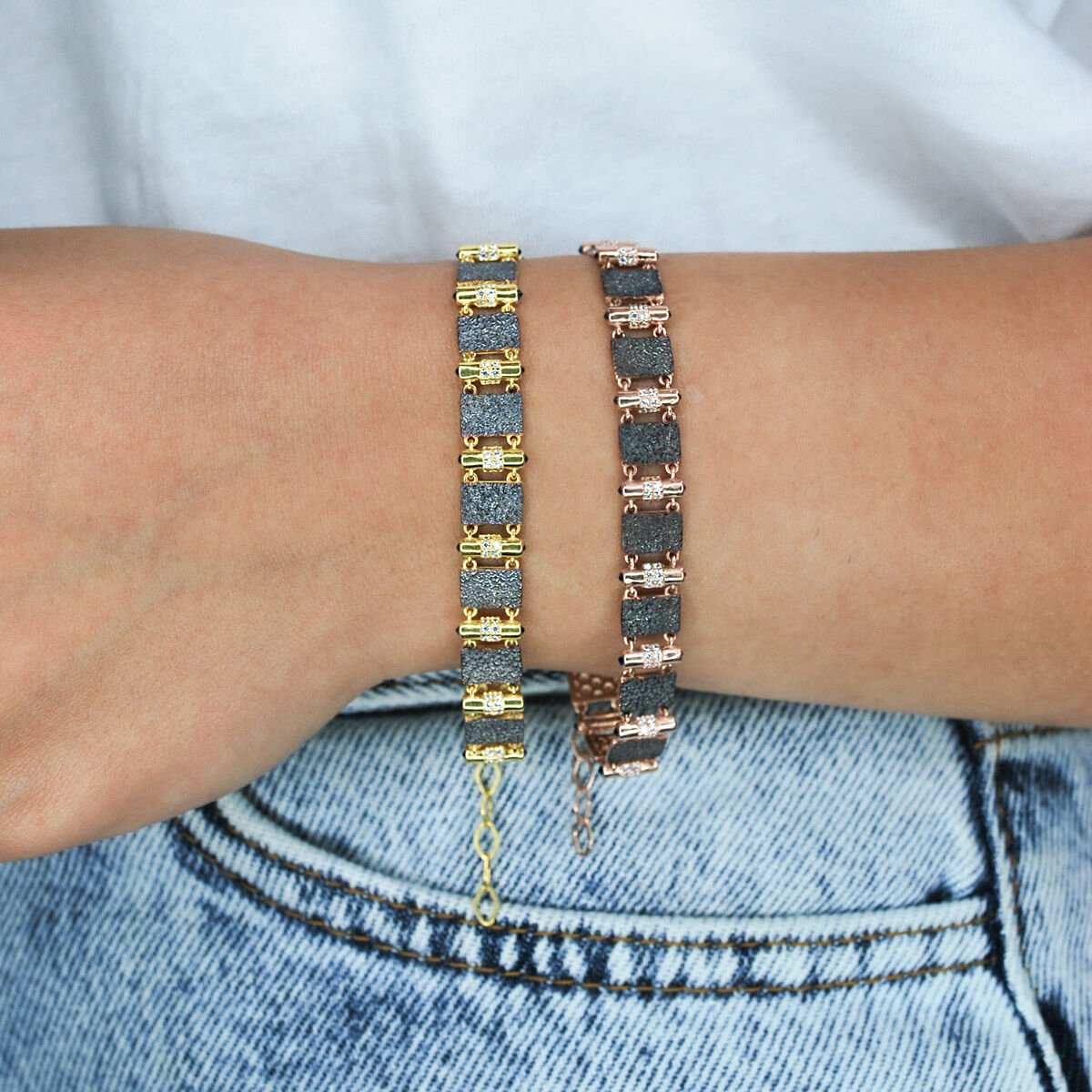 Kabartmalı Kalem İşlemeli Gümüş Bileklik