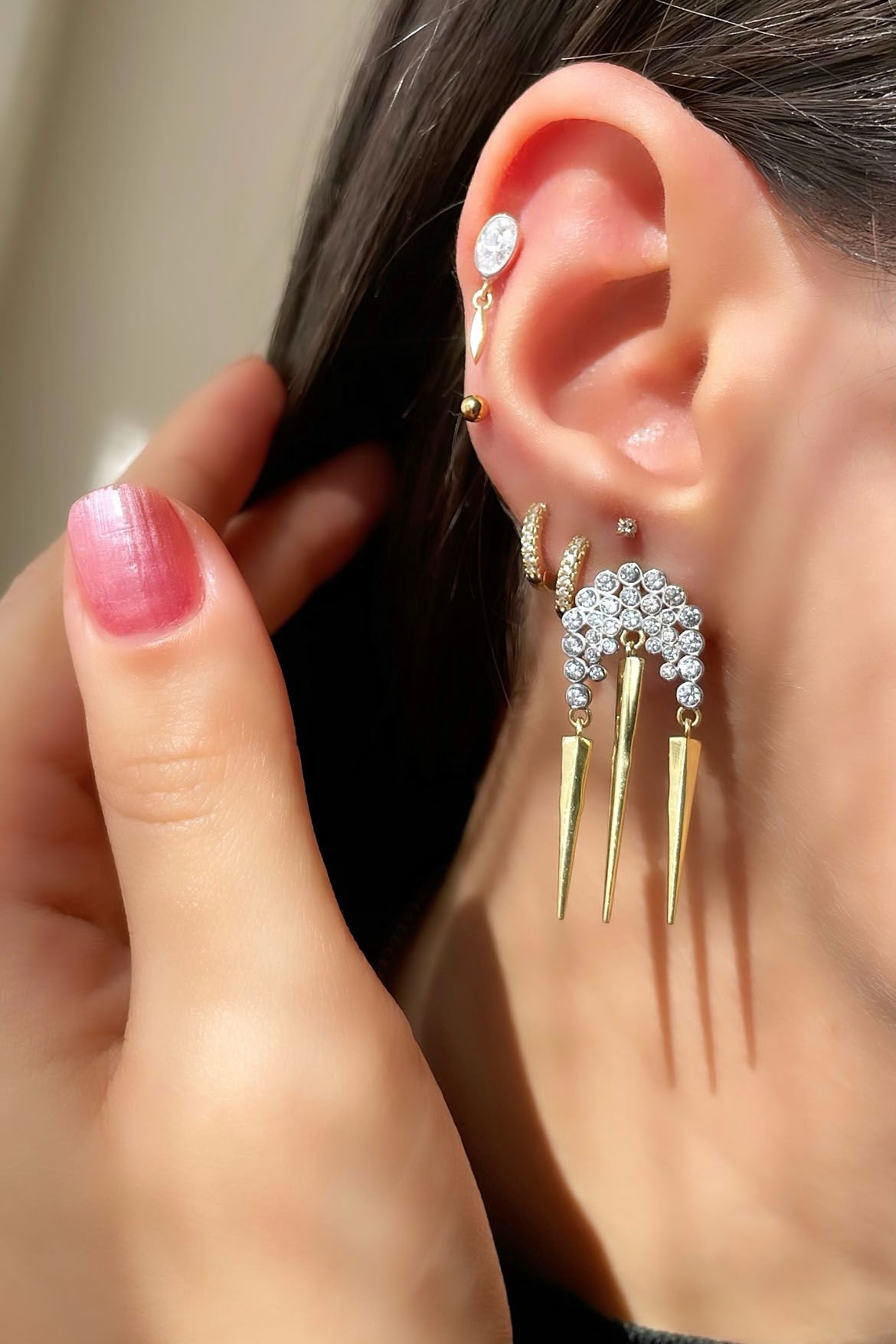 Yuvarlak Taş Desenli Gümüş Küpe