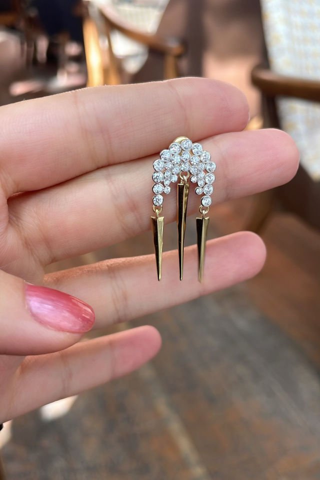 Yuvarlak Taş Desenli Gümüş Küpe