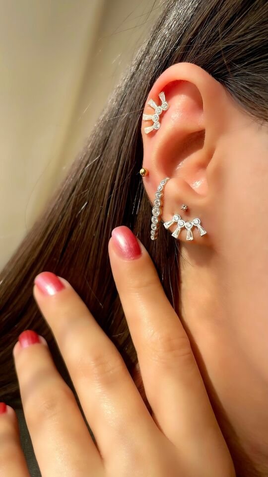 Yuvarlak ve Baget Taşlı Taç Gümüş Küpe