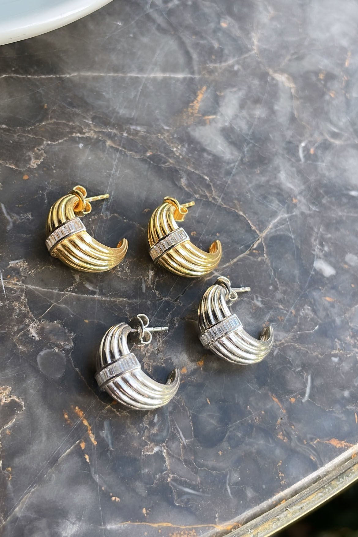 Baget Taşlı Bombeli Gümüş Küpe